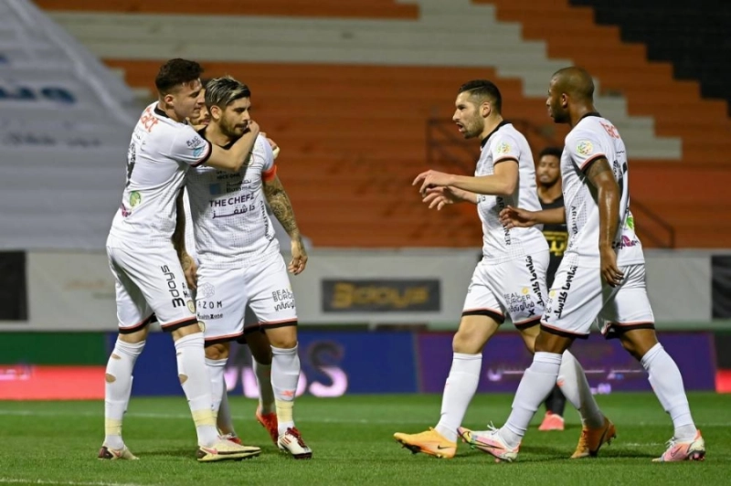 لاعبو الشباب يحتفلون بهدف بانيجا (مكة)