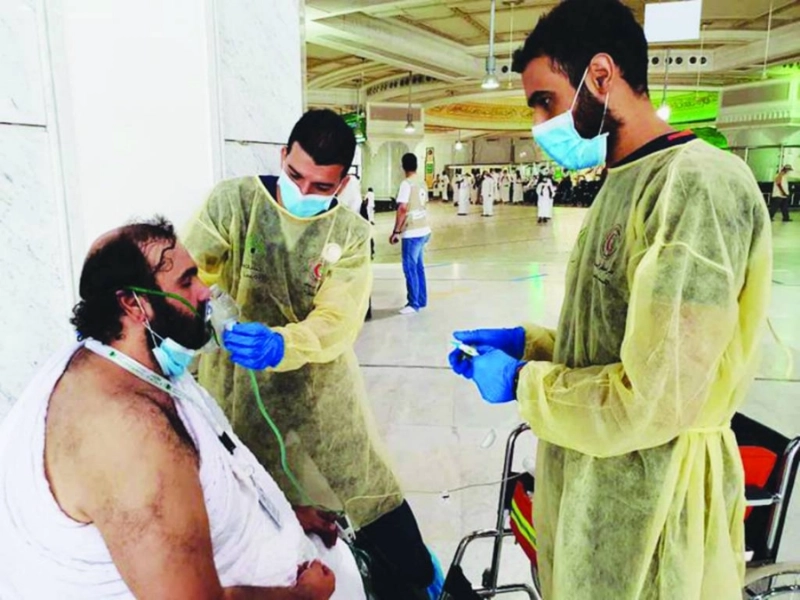 مسعفو الهلال الأحمر يباشرون إحدى الحالات (مكة)