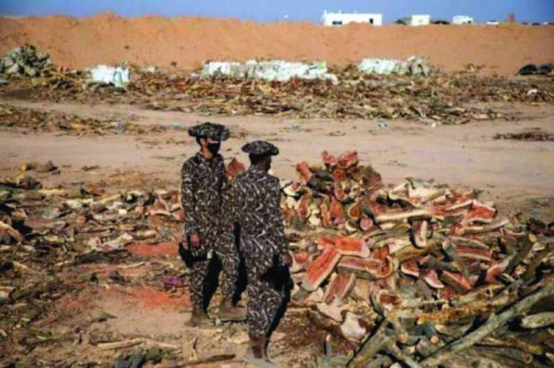 الفرق الأمنية خلال مصادرة الحطب (مكة)