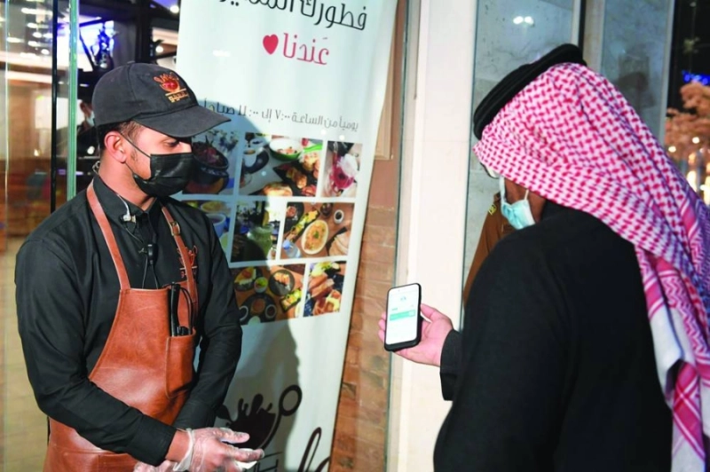 مواطن يبرز التطبيق أثناء الدخول (مكة)