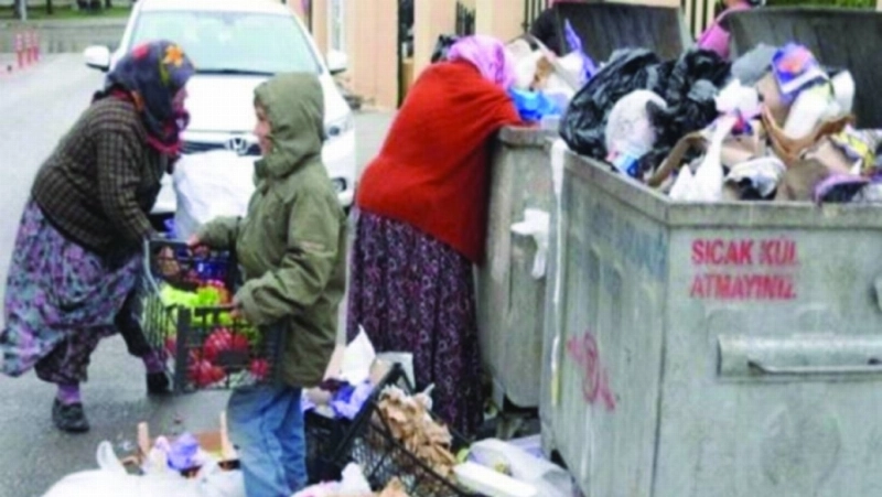 أتراك يبحثون عن الخبز في المهملات (مكة)