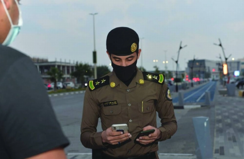 رجال الأمن خلال ضبط مخالفي الإجراءات الاحترازية (مكة)