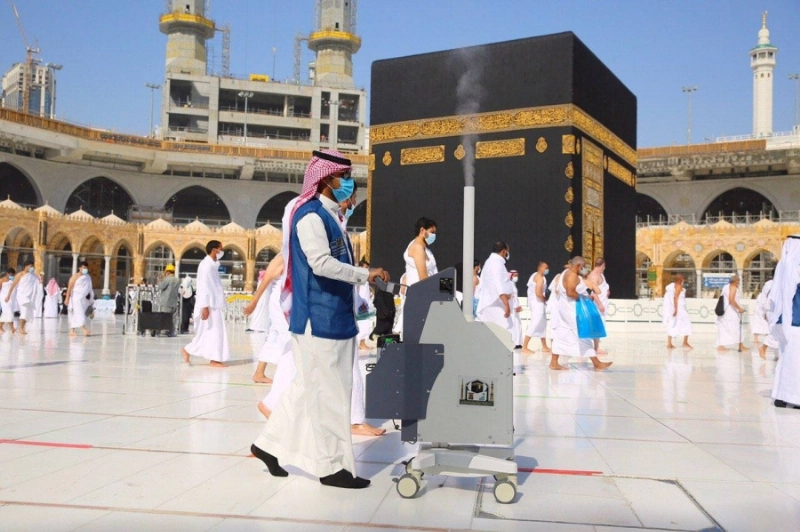 أحد أجهزة التعقيم بالمسجد الحرام (مكة)