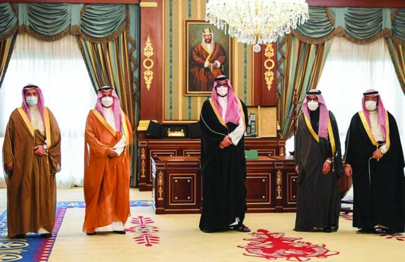 سعود بن خالد يتوسط مسؤولي غرفة ينبع (واس)