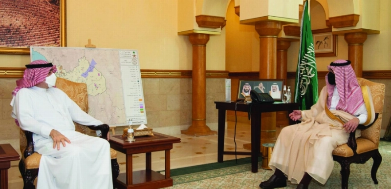 بدر بن سلطان لدى استقباله صالح التركي أمس (مكة)