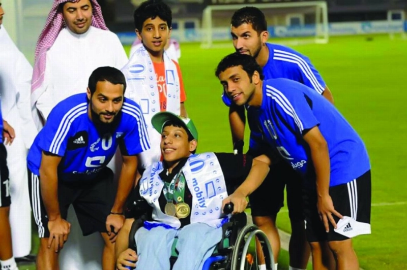عبدالرحمن الحمدان متوسطا محمد الشلهوب وياسر القحطاني (مكة)