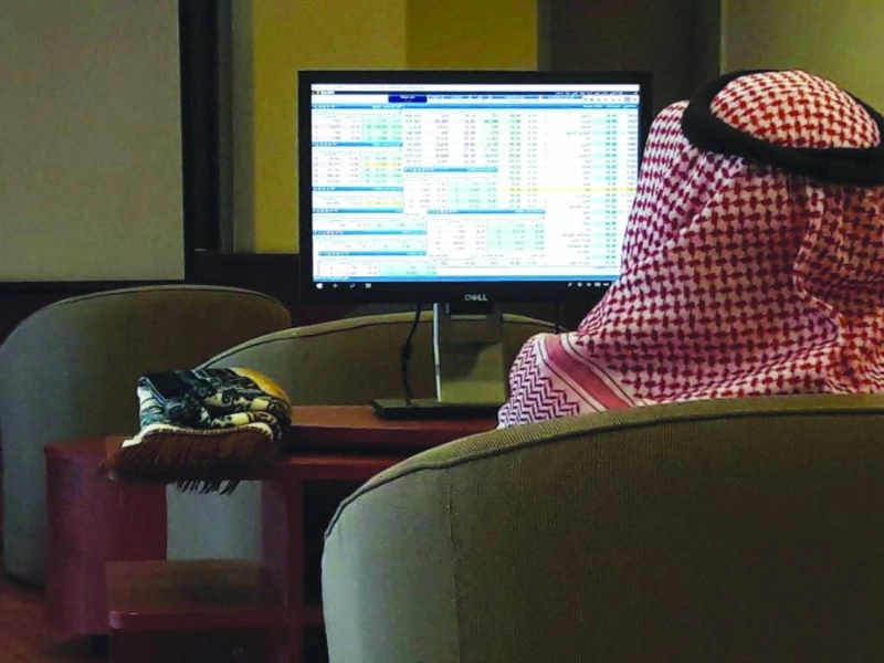 مستثمر يتابع شاشة تداول في أحد البنوك بجدة (مكة)