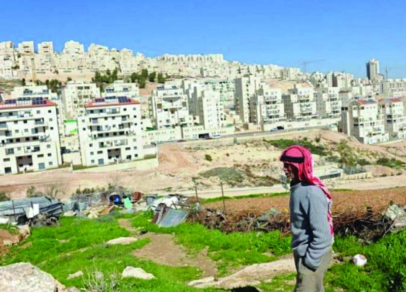 فلسطيني ينظر للمستوطنات الإسرائيلية (واس)