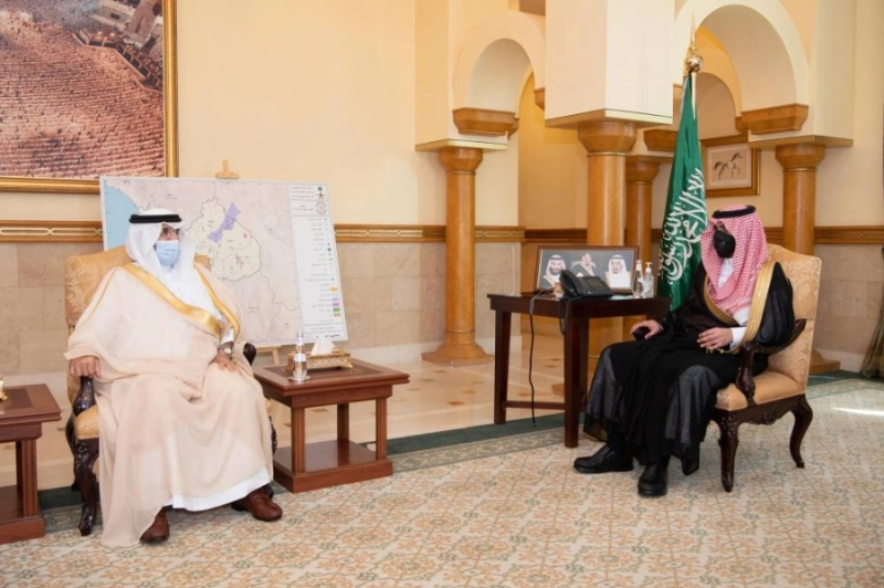 بدر بن سلطان خلال استقباله عبدالإله بن مشيط (مكة)