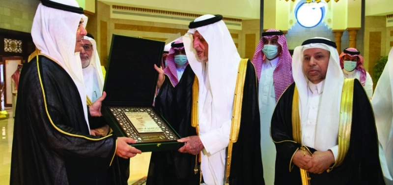 خالد الفيصل يتسلم الدرع (مكة)