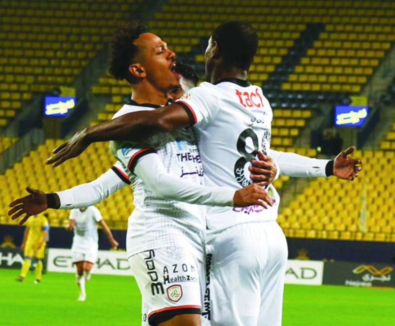 لاعبو الشباب يحتفلون بهدف في مباراة النصر (مكة)