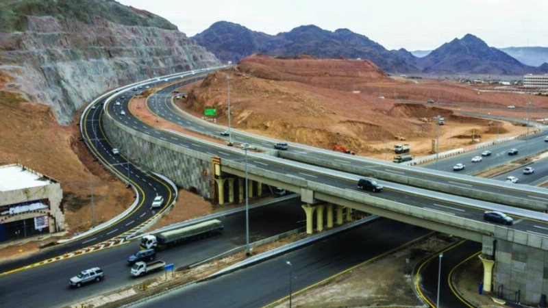 الجسر بعد تدشينه أمس (مكة)