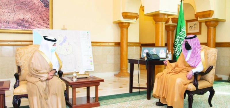 بدر بن سلطان خلال استقباله معدي القحطاني (مكة)