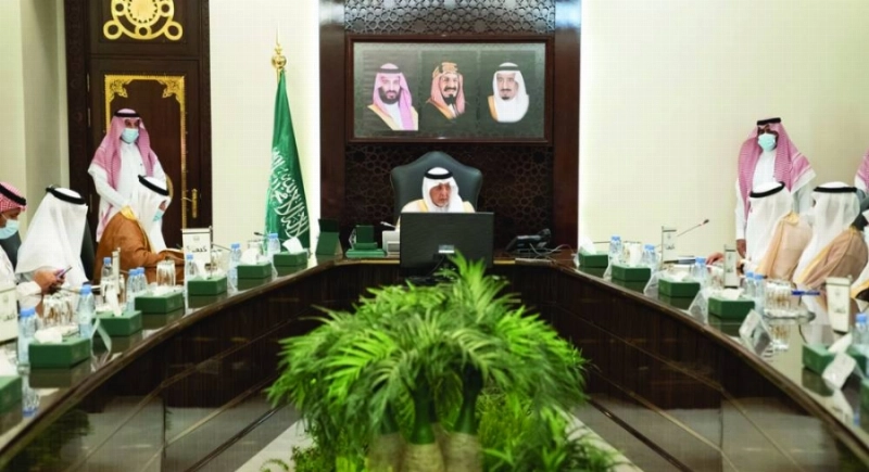 خالد الفيصل يستمع إلى شرح عن المسابقة (مكة)