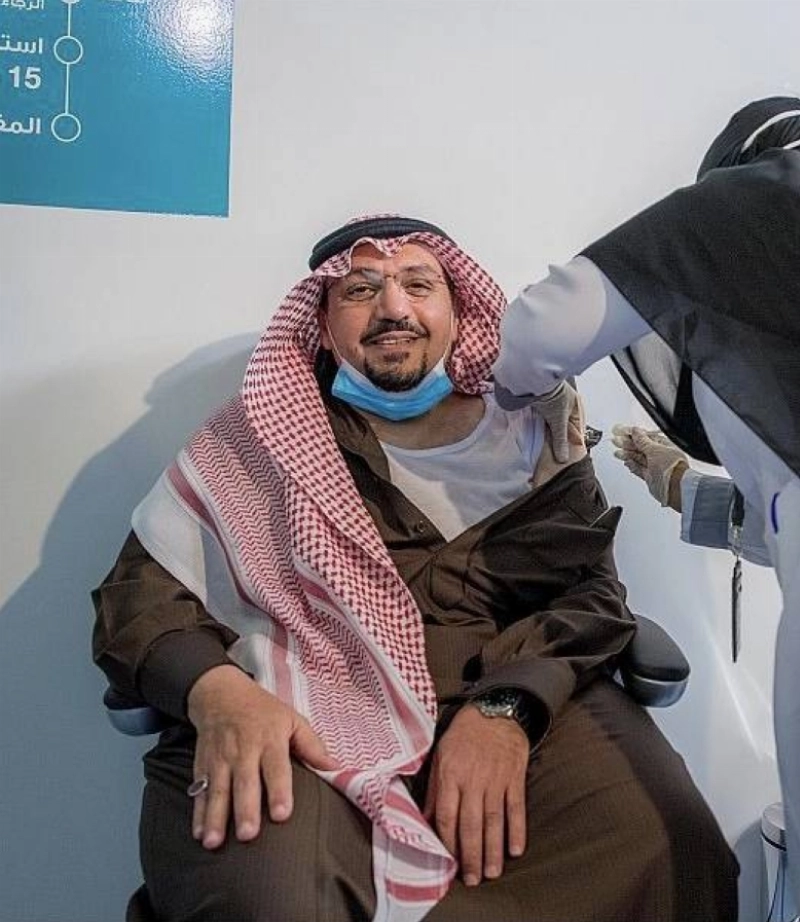 أمير القصيم يتلقى الجرعة الأولى من لقاح فيروس كورونا