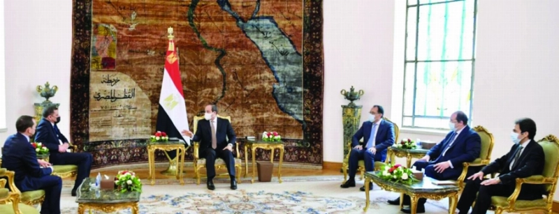 السيسي لدى استقبال الحكومة الليبية (مكة)