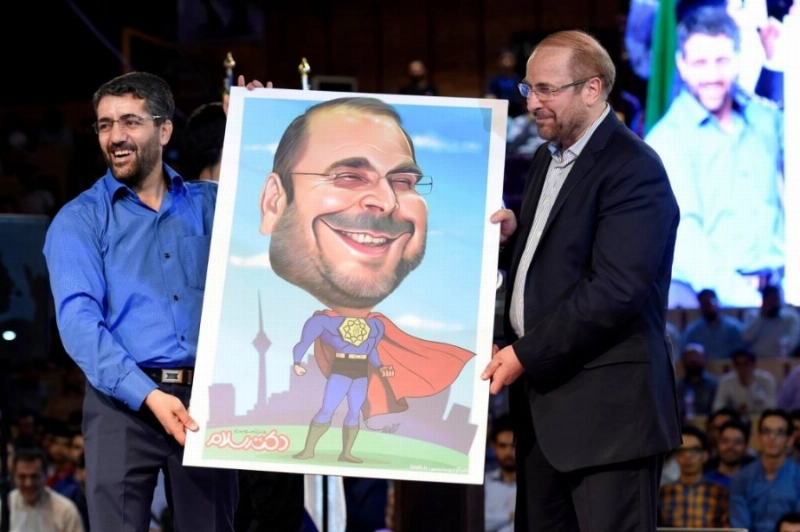 قاليباف يتسلم صورة كاريكاتورية خلال حملته الانتخابية (مكة)