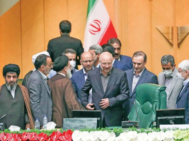 قاليباف لدى توليه رئاسة البرلمان (مكة)
