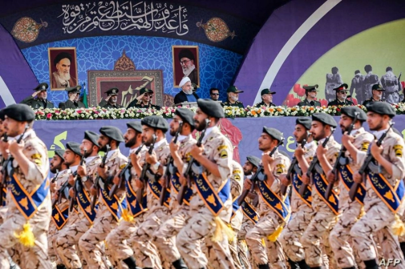 عسكريون إيرانيون خلال أحد الاحتفالات