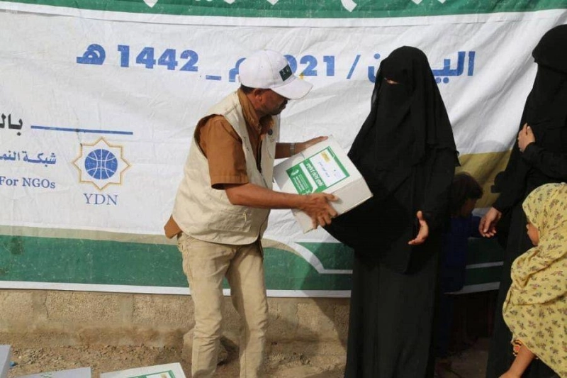 يمنية تحصل على حصتها من التمور