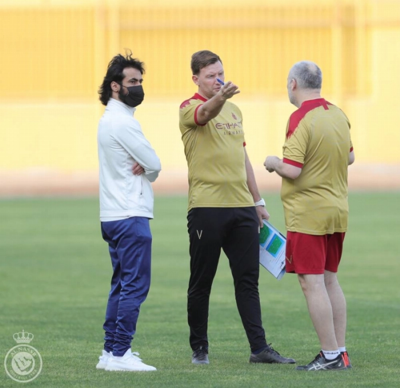 عبدالغني برفقة الجهاز الفني (إعلامي النصر)