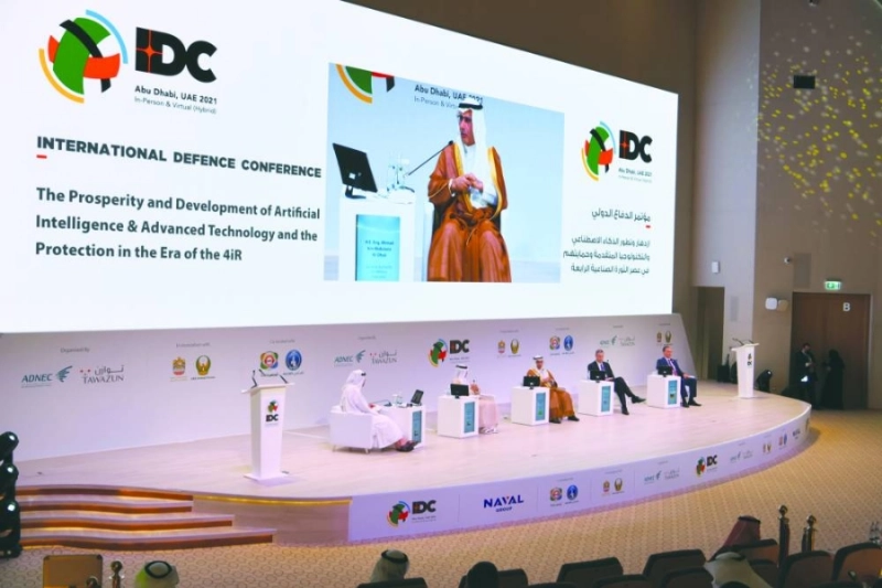 العوهلي خلال مشاركته بالجلسة (هيئة الصناعات العسكرية)