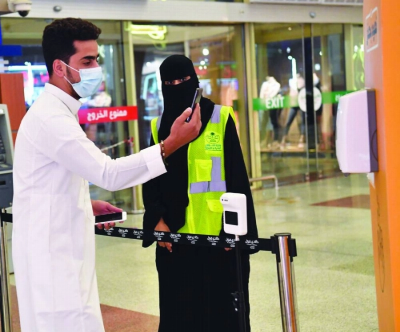 مراقبة تطلع على تفعيل توكلنا لأحد المتسوقين (مكة)