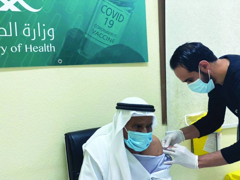 مواطن يتلقى اللقاح في مركز المهد