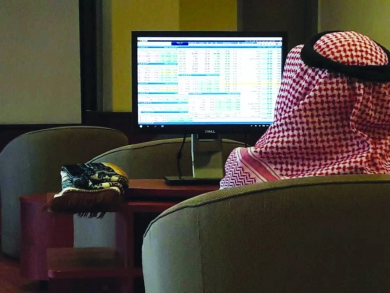 مستثمر يتابع شاشة تداول في أحد البنوك بجدة (مكة)