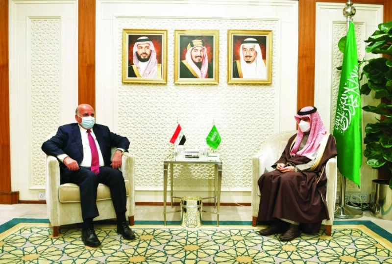 فيصل بن فرحان خلال استقباله فؤاد حسين (مكة)