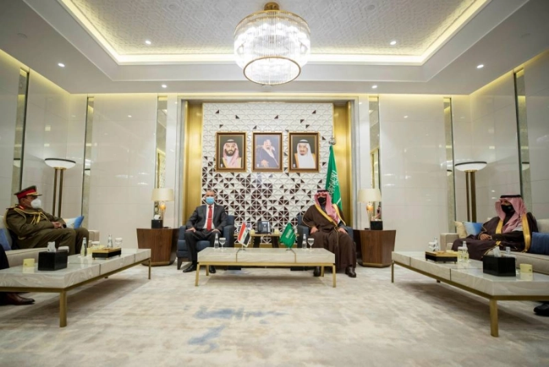 عبدالعزيز بن سعود وعثمان الغانمي خلال المباحثات (مكة)