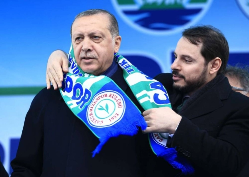 إردوغان مع صهره بيرات البيرق (مكة)