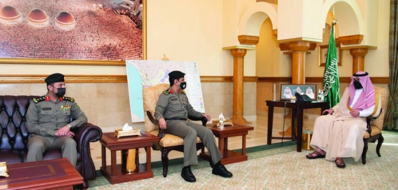 بدر بن سلطان خلال استقباله أحمد السريحي وفواز الحازمي (مكة)