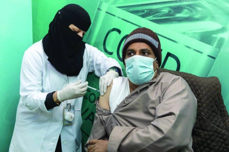 مواطن يتلقى جرعة اللقاح (مكة)