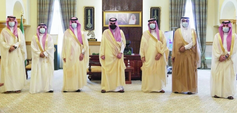 بدر بن سلطان وأعضاء إدارة نادي الوحدة (إعلامي الوحدة)