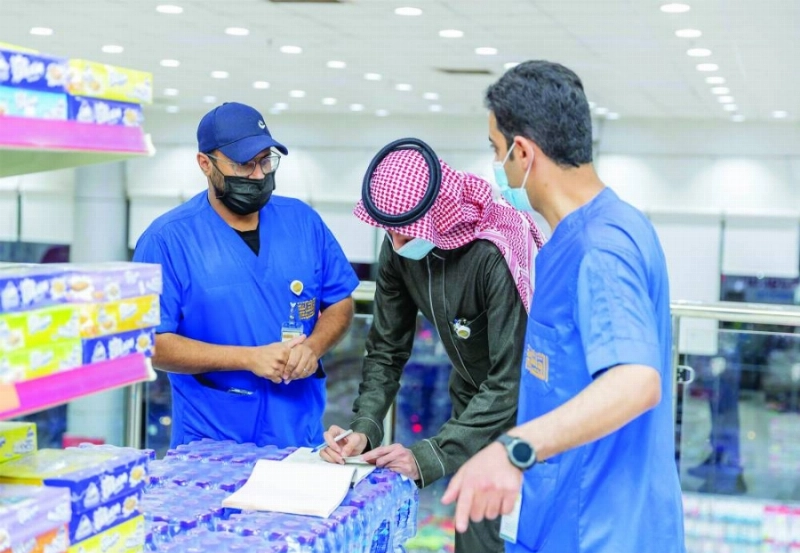 مراقب خلال تسجيل إحدى المخالفات (مكة)