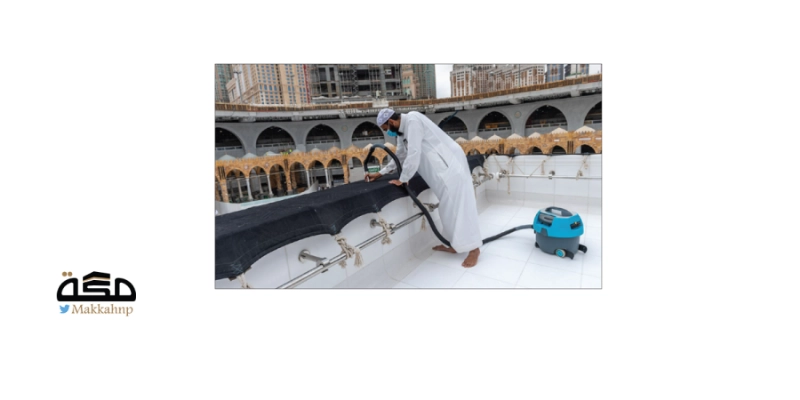 مراحل تنظيف سطح الكعبة المشرفة (مكة)