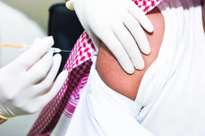 مواطن يتلقى اللقاح في القطيف أمس (مكة)