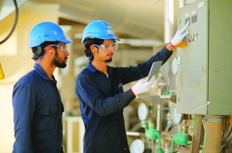 مهندسان في شركة الكهرباء (مكة)