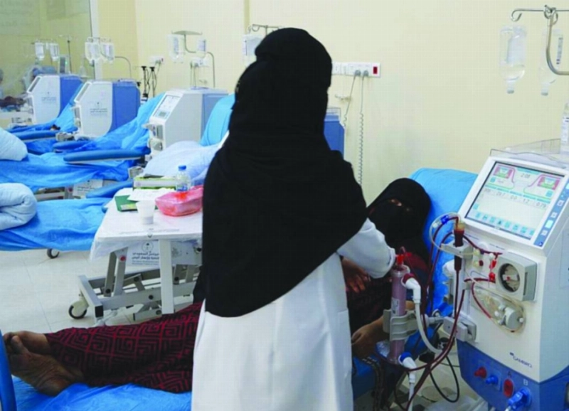 إحدى اليمنيات تراجع مركز الغسيل في المهرة (واس)