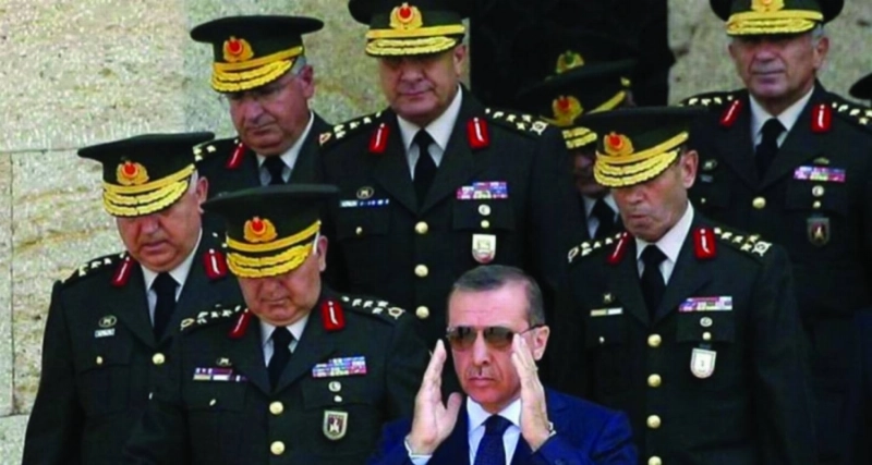 إردوغان محاط بجنرالات الجيش (مكة)