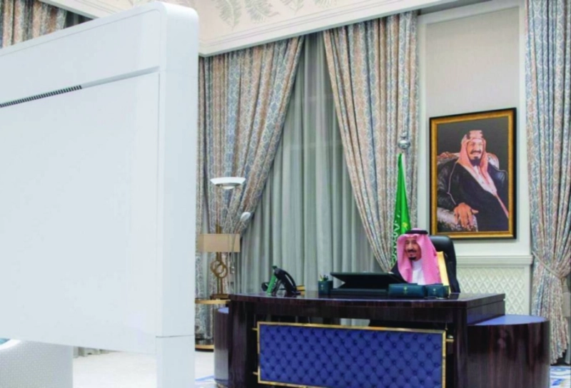الملك سلمان لدى ترؤسه جلسة مجلس الوزراء عبر الاتصال المرئي أمس الأول (واس)