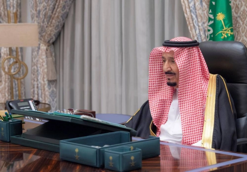 الملك سلمان لدى ترؤسه جلسة مجلس الوزراء عبر الاتصال المرئي أمس الأول (واس)