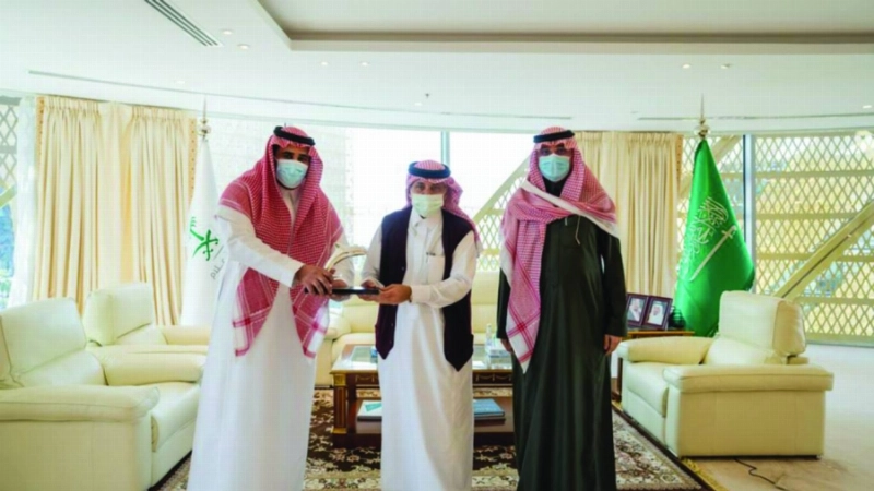 ماجد القصبي يتسلم الجائزة (مكة)