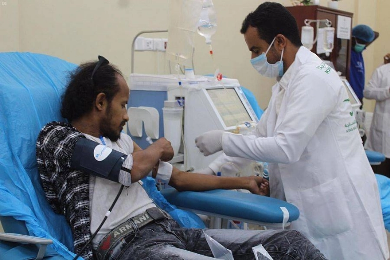 مريض يتابع عيادة الغسيل الكلوي (واس)