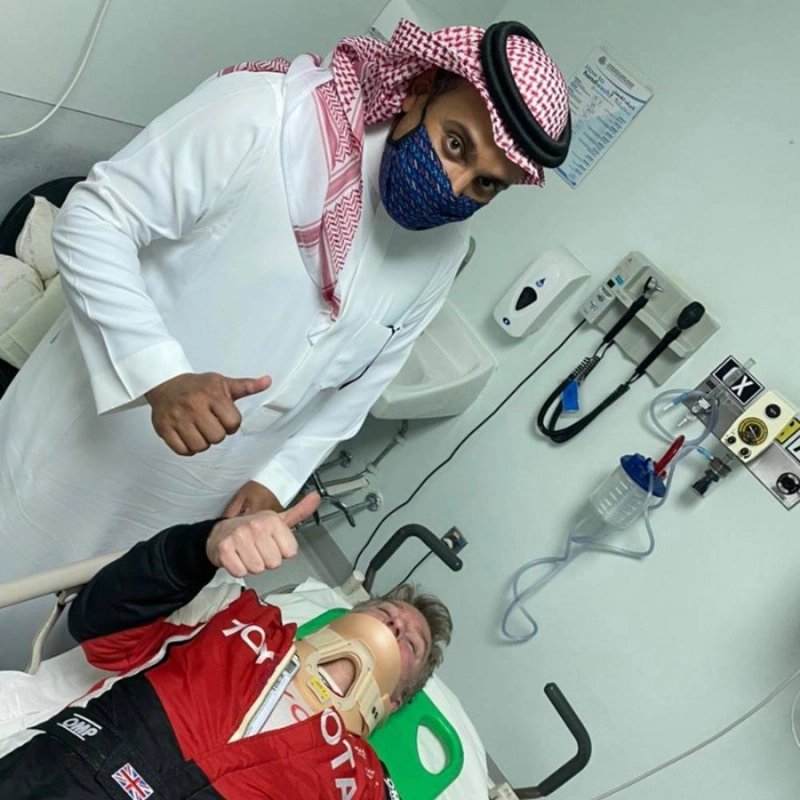 خالد بن سلطان يتفقد المتسابقين المصابين (موقع اتحاد السيارات)