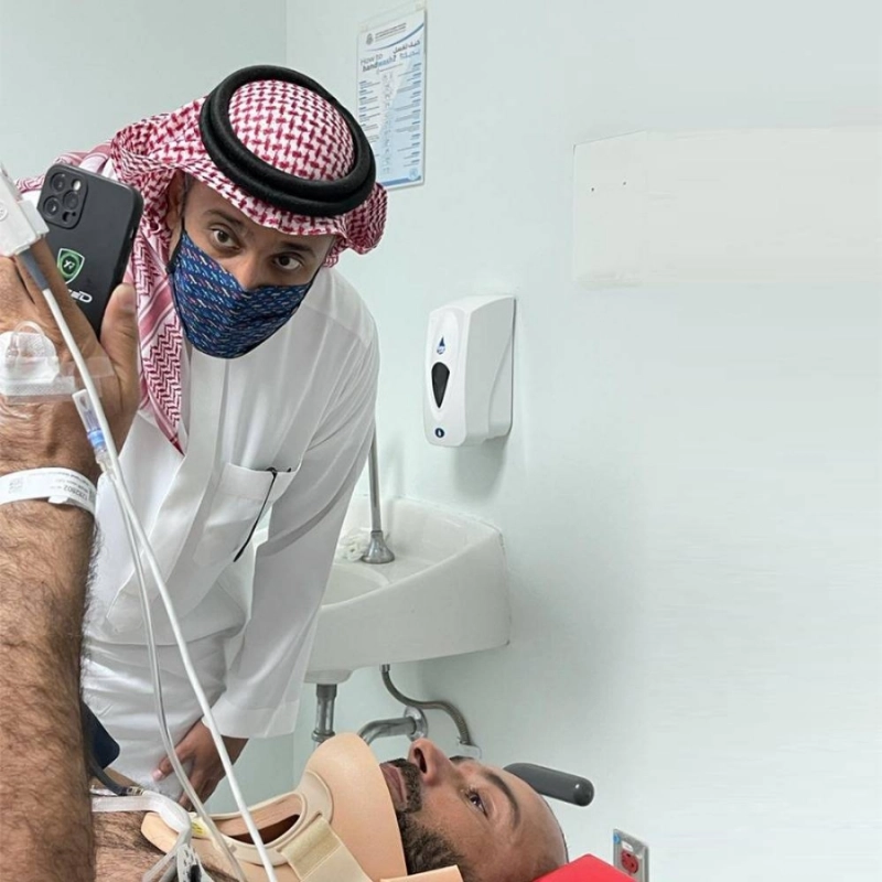 خالد بن سلطان يتفقد المتسابقين المصابين