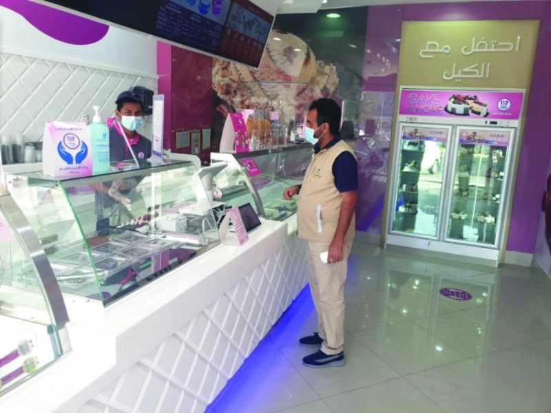 حملات تفتيشية لمتابعة التزام المحلات التجارية بتطبيق الإجراءات الاحترازية (مكة)
