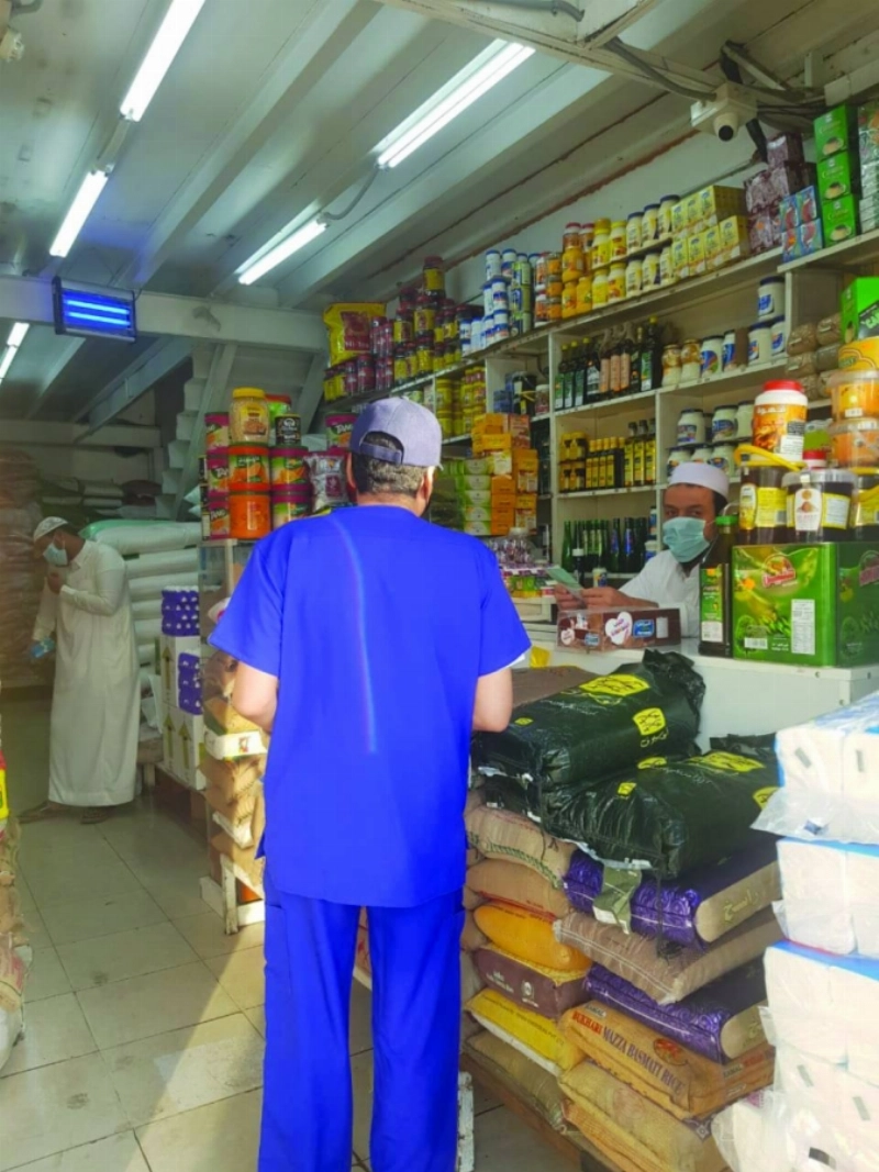 حملاتها تفتيشية لمتابعة التزام المحلات التجارية بتطبيق الإجراءات الاحترازية (مكة)