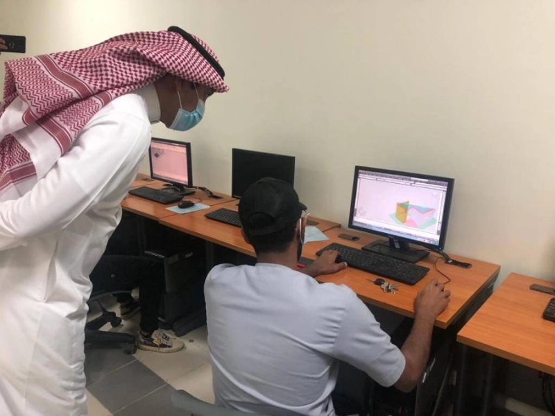 نائب المحافظ المساعد للكليات التقنية يلتقي المدربين والمتدربين بتقنية الطائف